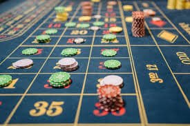 Pengguna dewasa Indonesia bermain Live Casino tag4d dengan nyaman dari rumah menggunakan laptop